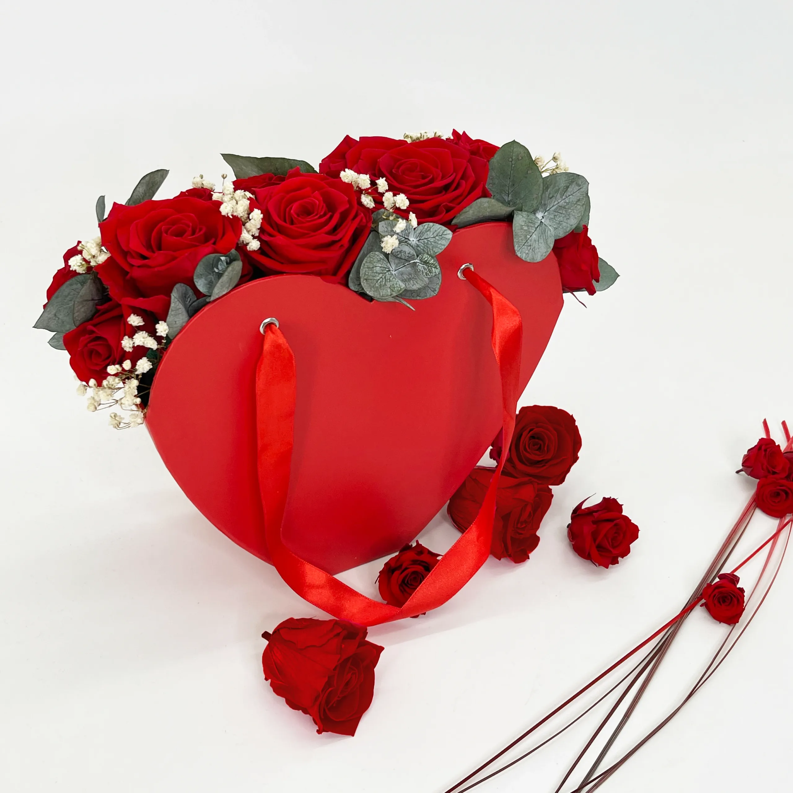 Arreglo con rosas rojas en funda de corazón